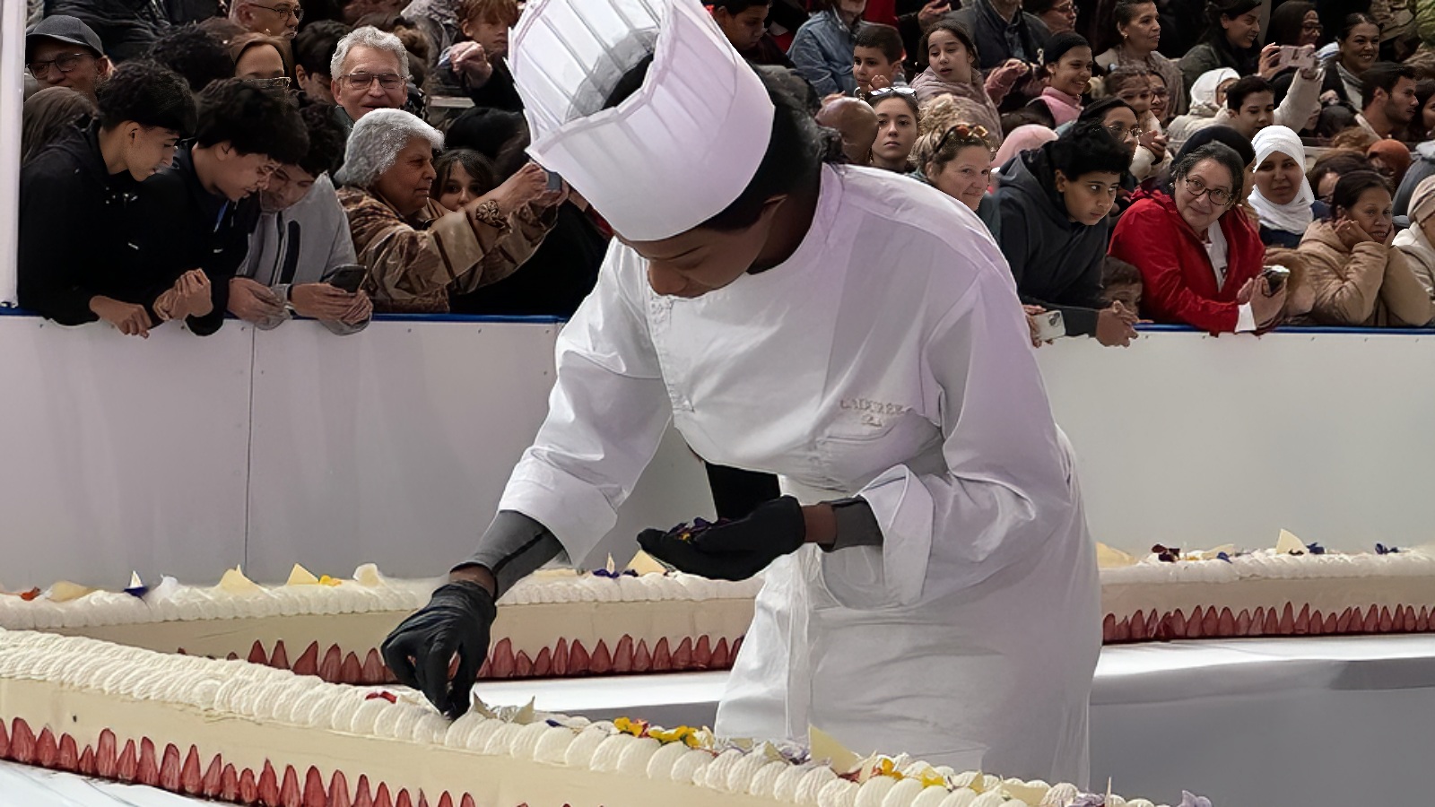 Avec un gâteau de 121 mètres, la France récupère le record du plus grand fraisier du monde