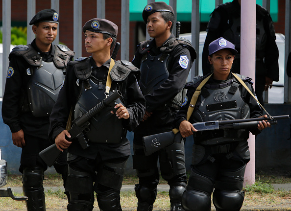 La police anti-émeute monte la garde devant le siège de l'Organisation des Nations unies (ONU) à Managua, le 10 décembre 2018, à l'occasion de la Journée internationale des droits de l'homme. - (INTI OCON/AFP via Getty Images)