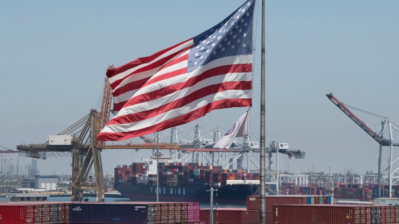 Le drapeau américain flotte sur un porte-conteneurs qui décharge sa cargaison en provenance d'Asie, au port de Long Beach, en Californie, le 1er août 2019. (Mark Ralston/AFP via Getty Images)