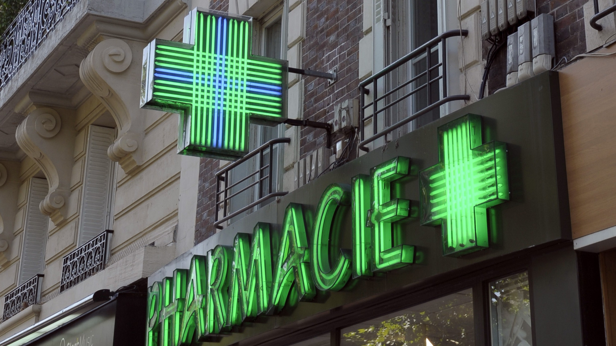 Aubervilliers : un pharmacien se fait agresser et voler 100.000 euros en pleine rue, les commerçants inquiets