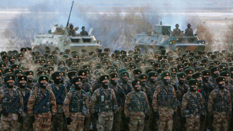 Des soldats de l'Armée populaire de libération (APL) de la Chine se rassemblent lors d'un entraînement militaire dans les montagnes du Pamir à Kashgar, dans la région du Xinjiang (nord-ouest de la Chine), en janvier 2021. (STR/AFP via Getty Images)