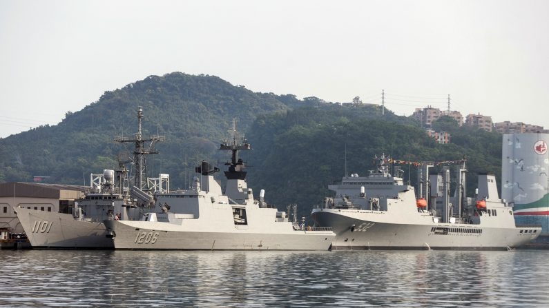 Les frégates de la marine taïwanaise ROCS Cheng Kung (à g.) et ROCS Di Hua (au c.), avec le navire de soutien ROCS Pan Shi (à dr.) sont à quai alors qu'elles sont ouvertes au public dans le port de Keelung à Keelung le 17 mars 2024 (I-HWA CHENG/AFP via Getty Images).