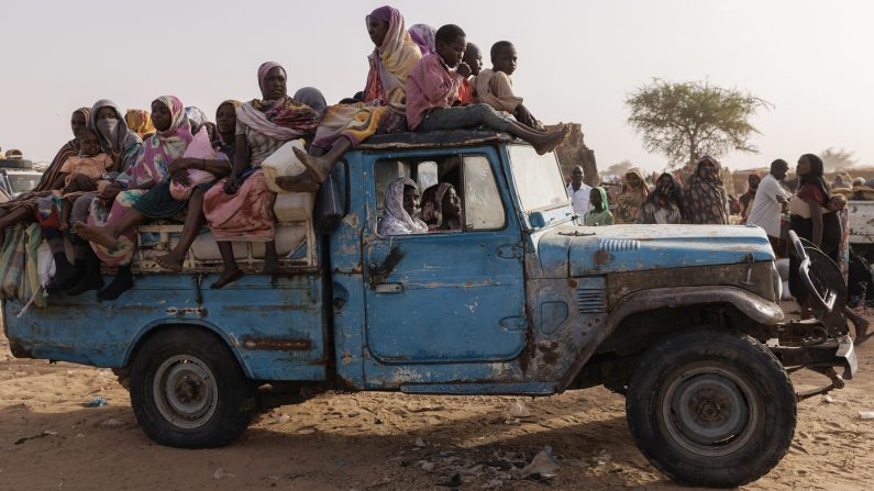  Des réfugiés nouvellement arrivés du Darfour, au Soudan, sont assis sur un véhicule avant d’être transférés vers un nouveau camp, le 23 avril 2024 à Adré, au Tchad. (Dan Kitwood/Getty Images)