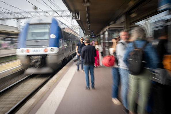 Isère : une femme couchée entre les rails échappe à la mort après le passage de train