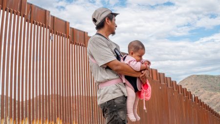 Le nombre d’arrestations à la frontière sud-ouest des États-Unis le mois dernier est inférieur à celui des deux premiers jours de mars 2024