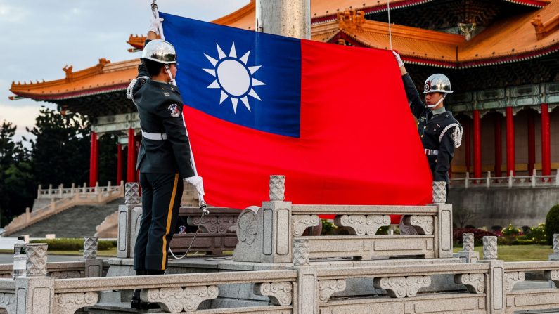Des gardes hissent le drapeau national de Taïwan sur le boulevard de la démocratie au Chiang Kai-shek Memorial Hall à Taipei, le 29 novembre 2024. (I-Hwa Cheng/AFP via Getty Images)
