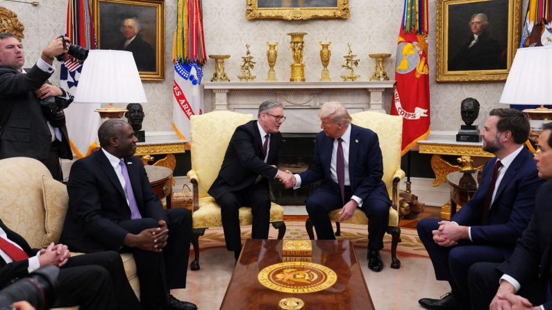 Le président américain Donald Trump rencontre le Premier ministre britannique Keir Starmer dans le bureau ovale de la Maison-Blanche à Washington, le 27 février 2025. (Carl Court/Pool/AFP via Getty Images)
