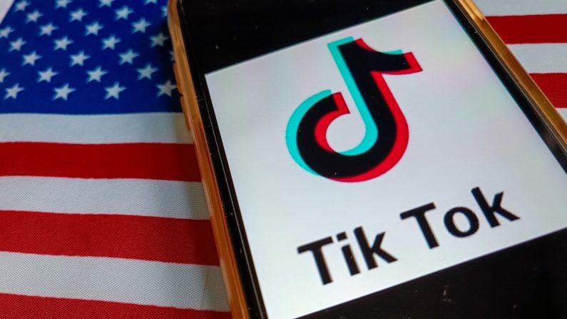 Le logo de TikTok sur un téléphone avec le drapeau américain sur une photo d'archive. (Riccardo Milani/Hans Lucas/AFP via Getty Images)