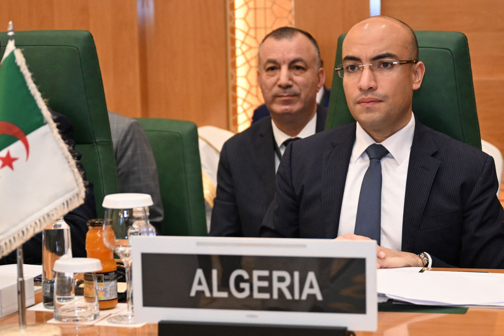 L'Algérie défend sa décision "souveraine", la France prête au bras de fer