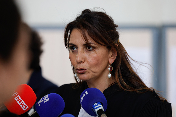 L’avocate des parents d’Evaëlle, Delphine Meillet, s’adresse à la presse lors de l’ouverture du procès d’une enseignante accusée d’avoir « dégradé les conditions de vie » d’Evaëlle, collégienne de 11 ans qui s’est suicidée en 2019, au tribunal de Pontoise, le 10 mars 2025. (Photo par GEOFFROY VAN DER HASSELT / AFP)