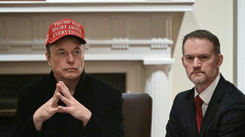 (De g. à dr.) Elon Musk et le représentant américain au commerce Jamieson Greer regardent le président américain Donald Trump lors d'une réunion du cabinet dans la salle du cabinet de la Maison-Blanche, le 24 mars 2025, à Washington, DC. (BRENDAN SMIALOWSKI/AFP via Getty Images)