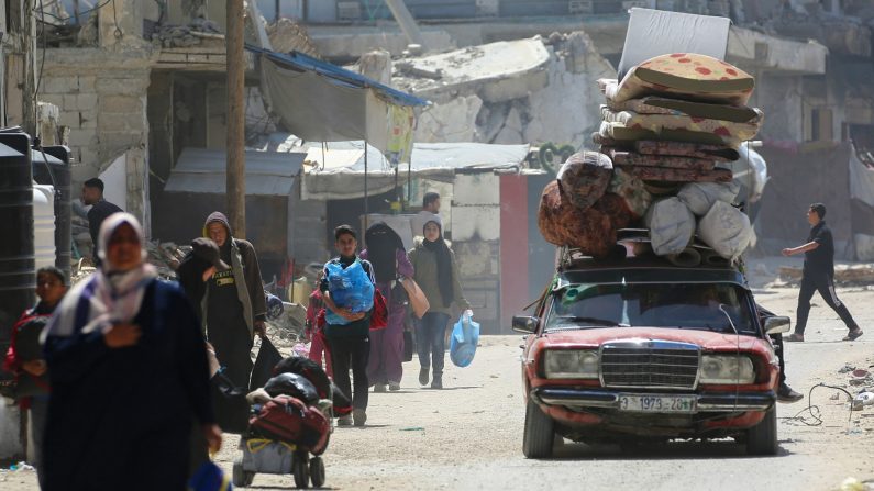 Des personnes fuyant Rafah arrivent dans la ville de Khan Yunis suite aux nouveaux ordres d'évacuation israéliens, dans le sud de la bande de Gaza, le 31 mars 2025. (Eyad Baba/AFP via Getty Images)
