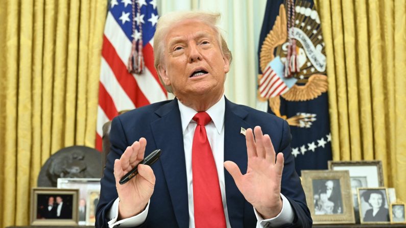 Le président américain Donald Trump dans le Bureau ovale de la Maison-Blanche à Washington DC, le 31 mars 2025. (SAUL LOEB/AFP via Getty Images) 