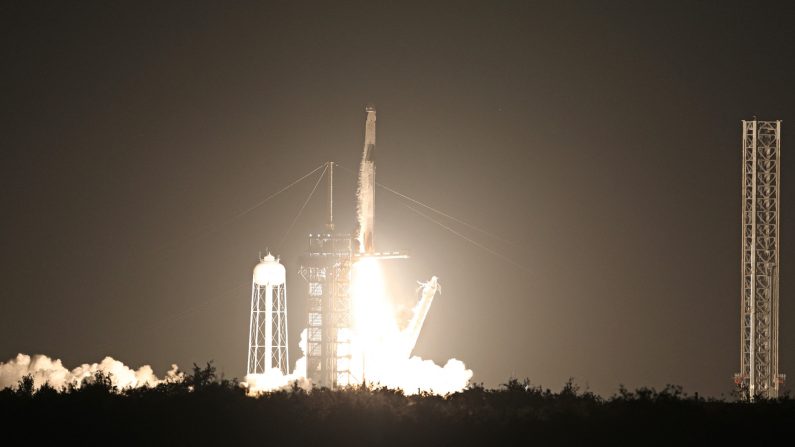 Une fusée Falcon 9 de SpaceX avec à son bord les astronautes de la mission Fram2 décolle du lanceur LC39A au Centre spatial Kennedy à Cap Canaveral, en Floride, le 31 mars 2025. (GREGG NEWTON/AFP via Getty Images) 