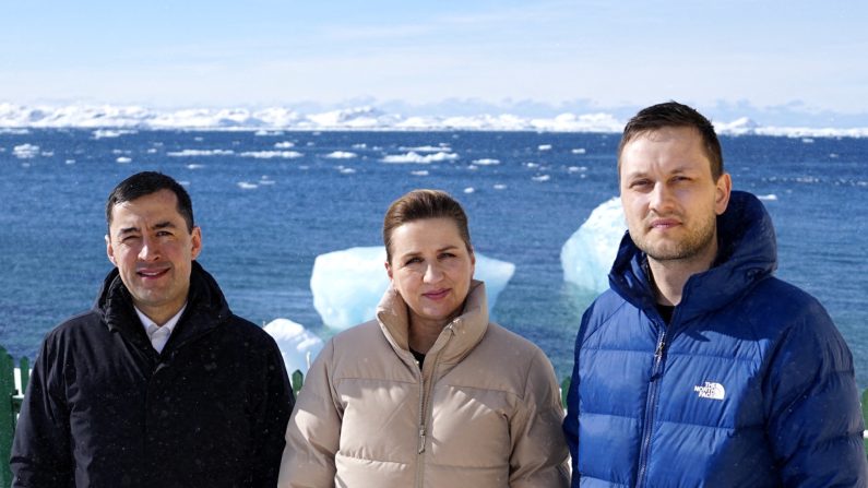 La Première ministre danoise Mette Frederiksen (au c.) pose avec le chef de gouvernement par intérim du Groenland, Mute Bourup Egede (à g.) et le chef de gouvernement nouvellement élu Jens-Frederik Nielsen à Nuuk, au Groenland, le 2 avril 2025. (Mads Claus Rasmussen/Ritzau Scanpix/AFP via Getty Images)