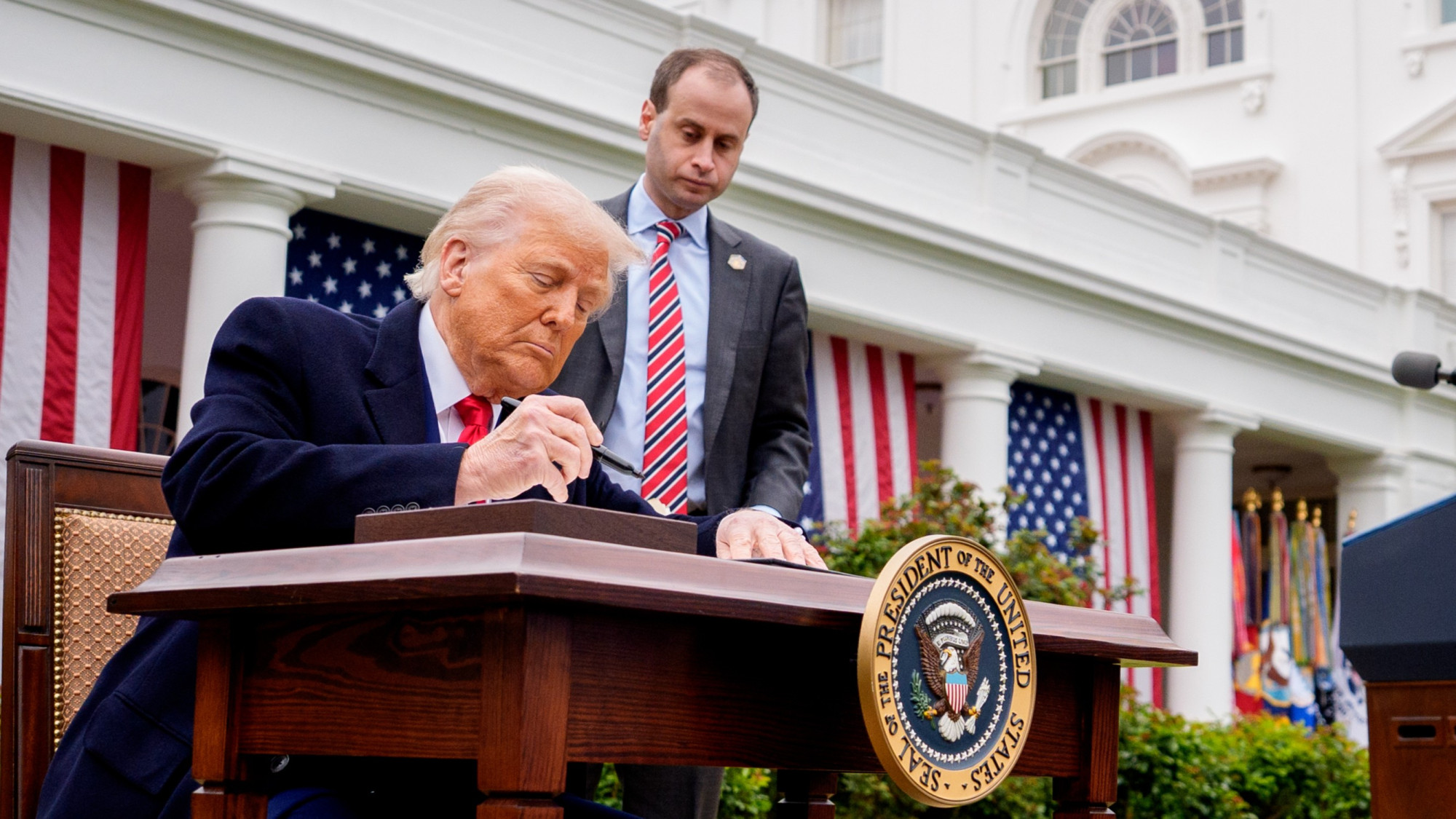 Les États-Unis vont imposer des droits de douane a minima de 10%