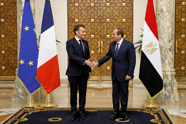 Le président égyptien Abdel Fattah al-Sisi (à dr.) et le président Emmanuel Macron se serrent la main pour une photo au Palais présidentiel au Caire le 7 avril 2025. (LUDOVIC MARIN/POOL/AFP via Getty Images)