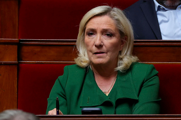 Marine Le Pen fustige Jean-Noël Barrot sur l'aide financière aux Comores