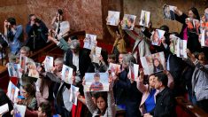 Les députés LFI brandissent des affiches d’enfants palestiniens à l’Assemblée