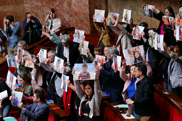 Les députés LFI brandissent des affiches d'enfants palestiniens à l'Assemblée