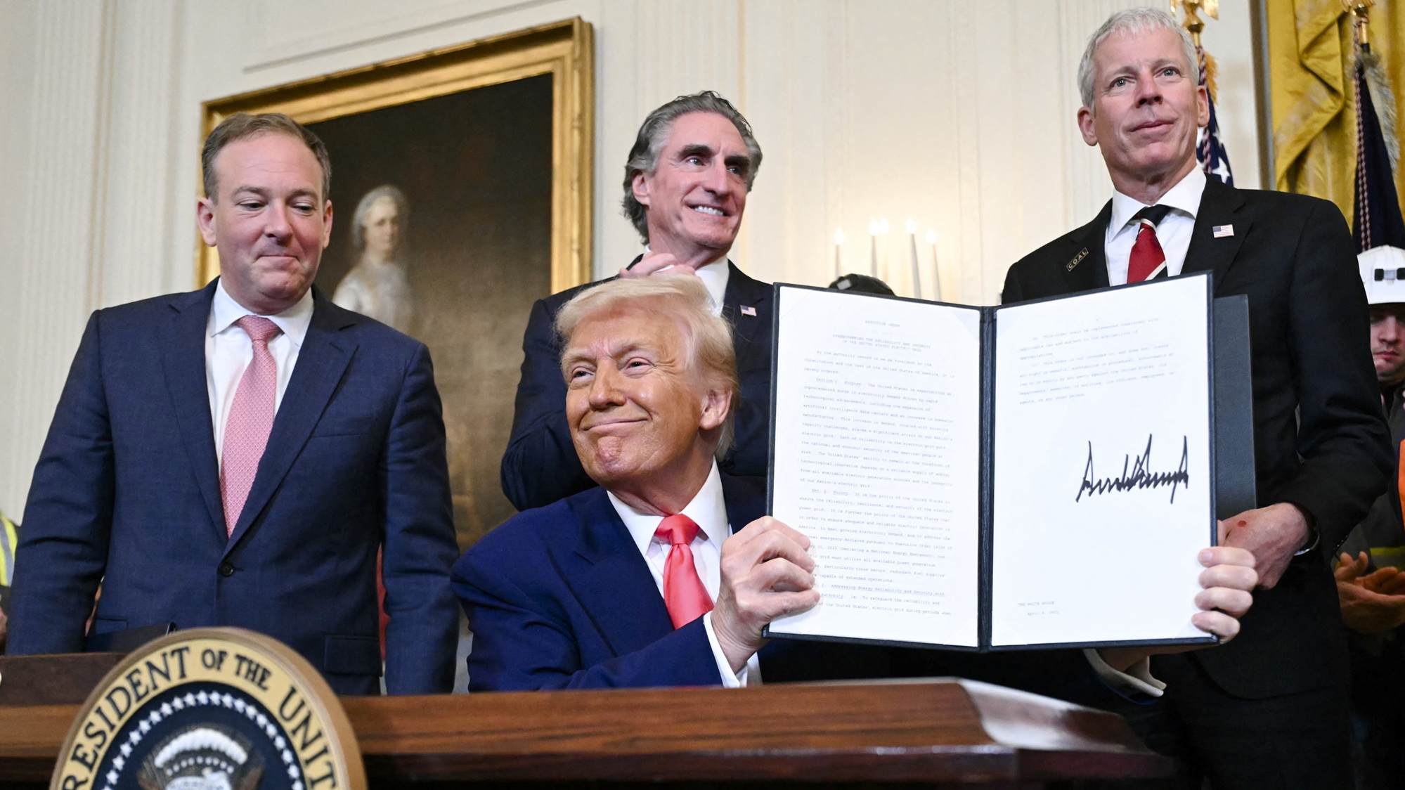 Trump signe des décrets pour relancer l'industrie du charbon "abandonnée"