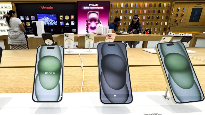 Les iPhones d'Apple présentés dans un magasin de Washington, le 8 avril 2025. (Roberto Schmidt/AFP via Getty Images)