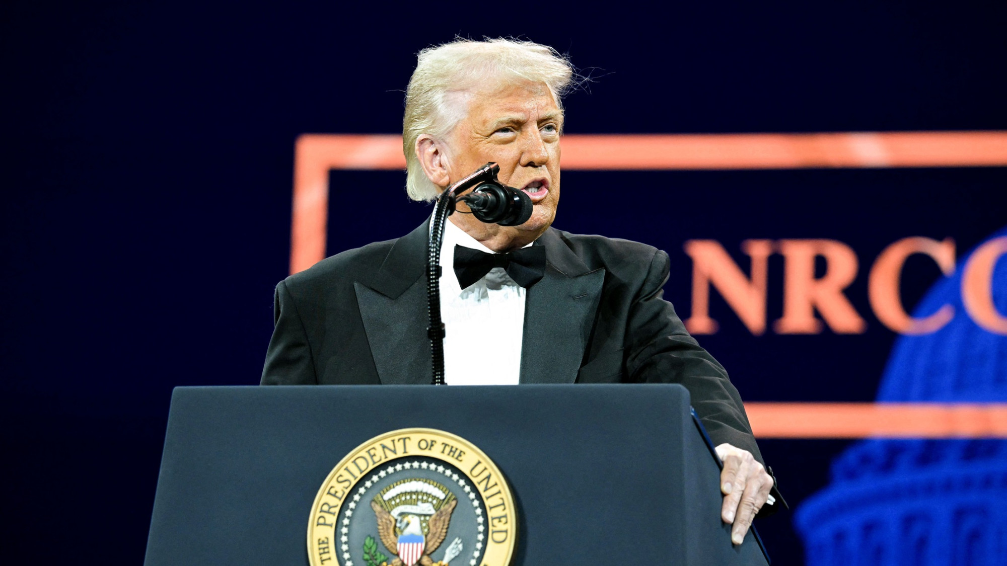Une pause de 90 jours sur les tarifs douaniers réciproques mais une hausse des taxes sur la Chine, a annoncé Donald Trump