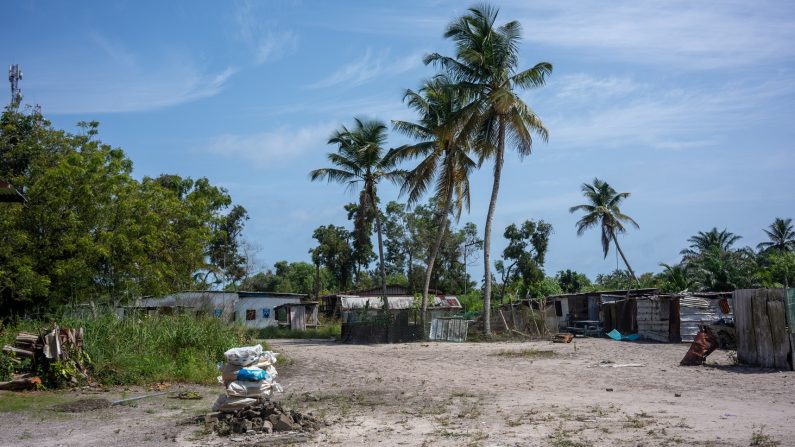 Vue générale du village de pêcheurs d'Otangani le 6 avril 2025. (NAO MUKADI/AFP via Getty Images)