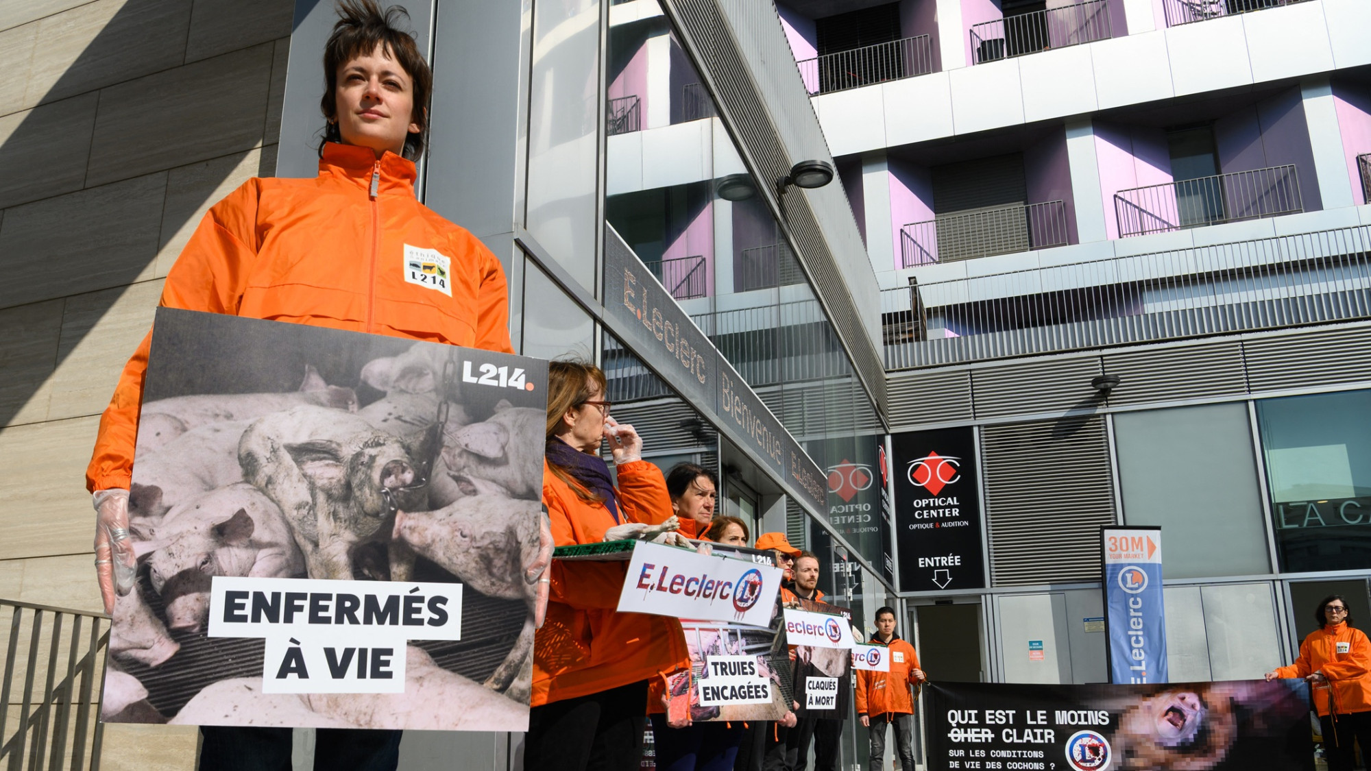 L214 amène des cadavres de porcelets devant un Leclerc parisien pour protester contre les conditions d'élevage