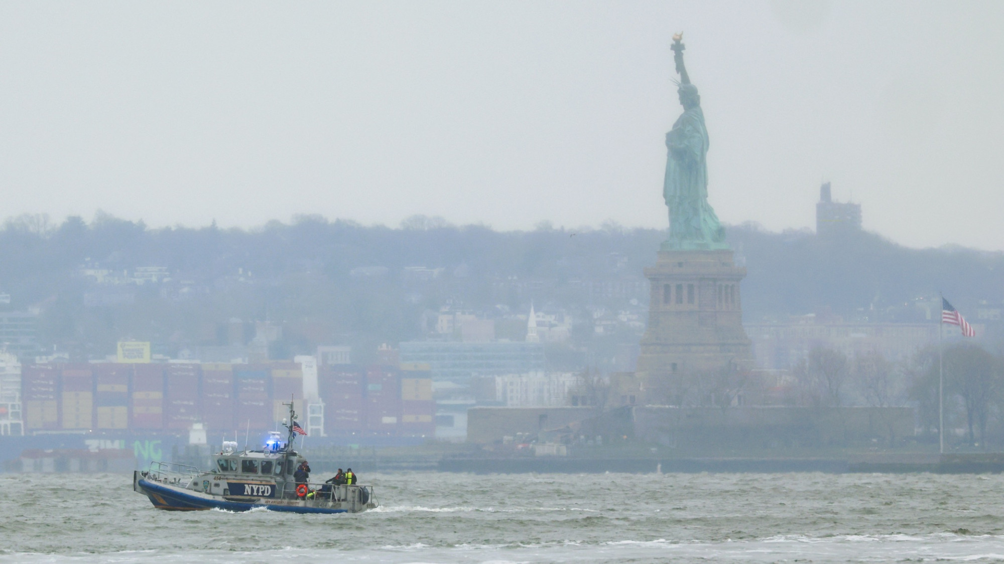 Crash d'un hélicoptère à New York : un couple de touristes espagnols et leurs trois enfants fêtaient un anniversaire