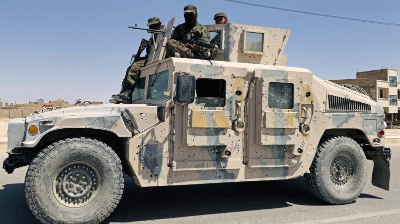 Des membres des forces de sécurité talibanes patrouillent à bord d’un Humvee après l’exécution publique d’un homme dans un stade de football à Zaranj, dans la province de Nimruz, le 11 avril 2025. (AFP via Getty Images)