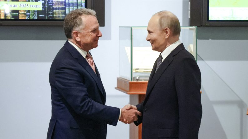 Le président russe Vladimir Poutine serre la main de l'envoyé du président américain Donald Trump, Steve Witkoff (à g.), lors d'une réunion à Saint-Pétersbourg, en Russie, le 11 avril 2025. (Gavriil Grigorov/Pool/AFP via Getty Images)