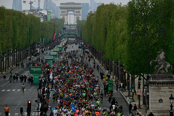 "Une triple surprise" : une demande en mariage très spéciale au marathon de Paris fait le buzz sur les réseaux sociaux