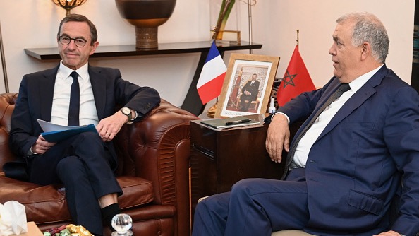 Le ministre marocain de l'Intérieur Abdelouafi Laftit (à dr.) rencontre son homologue français Bruno Retailleau au ministère de l'Intérieur à Rabat le 14 avril 2025. (Photo -/AFP via Getty Images)