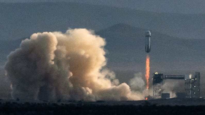 La fusée New Shepard de Blue Origin transportant les astronautes Aisha Bowe, Amanda Nguyn, Kerianne Flynn, Gayle King, Katy Perry et Lauren Sánchez décolle du site de lancement n°1 le 14 avril 2025 à Van Horn, au Texas. La mission NS-31 de Blue Origin est le premier équipage d'astronautes entièrement féminin depuis 1963. (Justin Hamel/Getty Images)