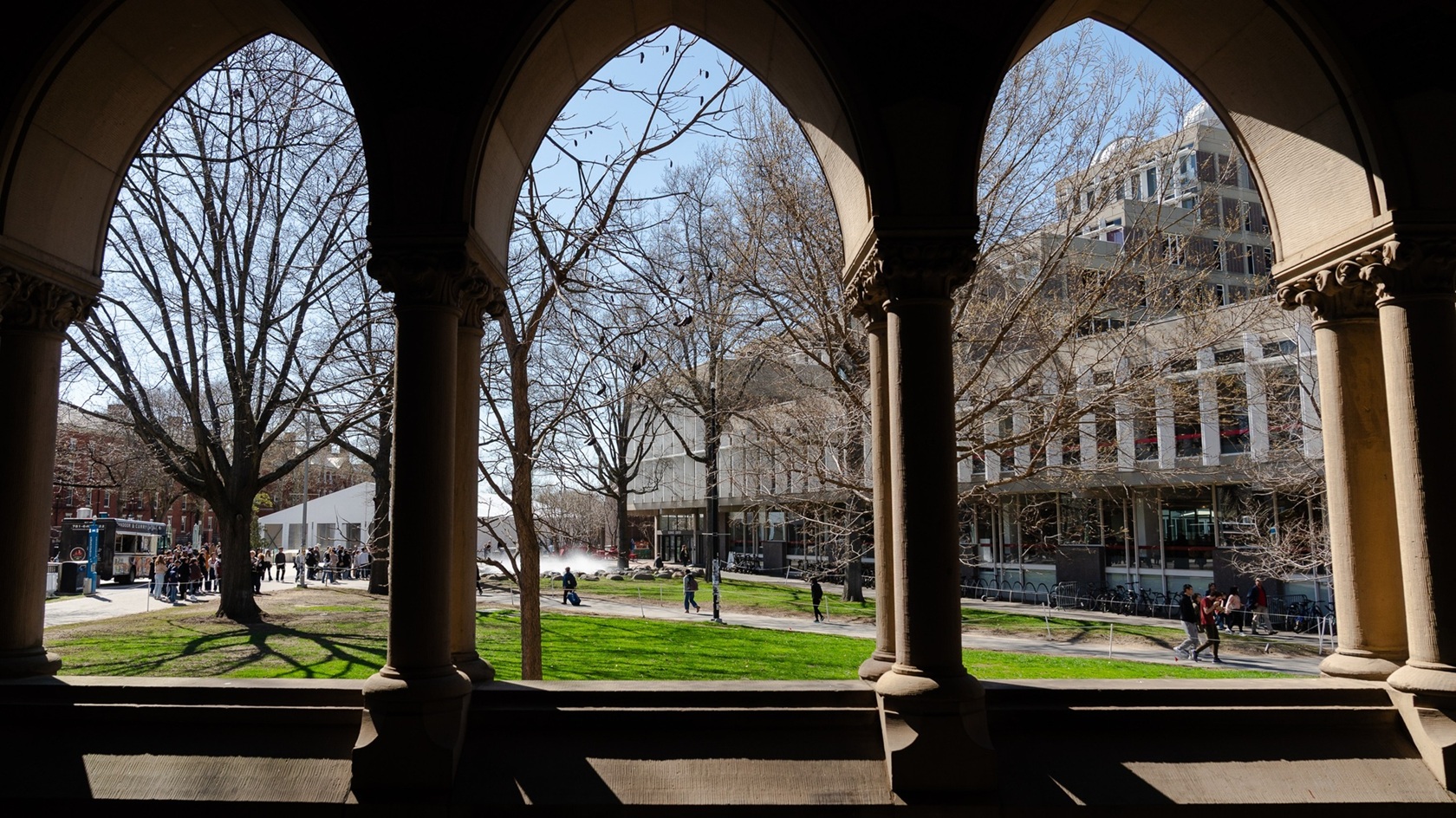 Harvard poursuit l'administration Trump pour le gel de son financement