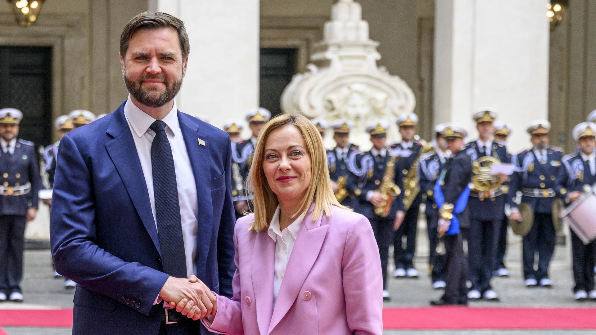 JD Vance a rencontré Giorgia Meloni lors d'une visite à Rome et au Vatican