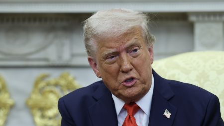 Donald Trump blâme Biden, Poutine et Zelensky pour la guerre en Ukraine et déclare qu’il s’efforce d’y mettre fin