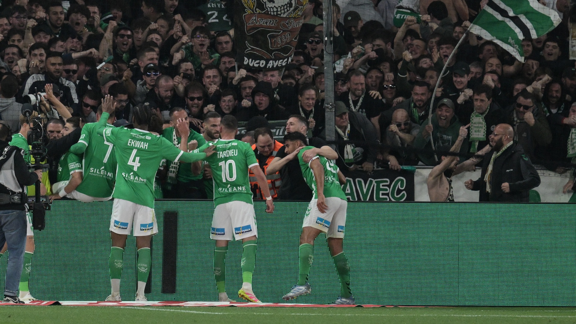 Ligue 1 : un individu a été interpellé après le jet de projectile provoquant l'interruption du match Saint-Étienne-Lyon