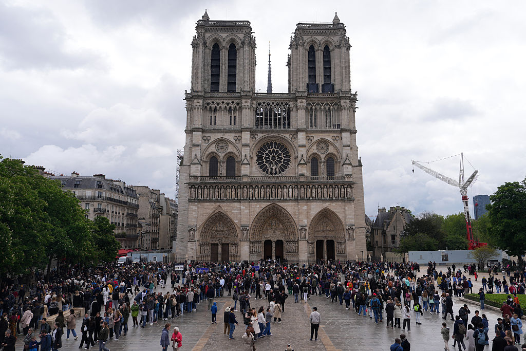 À Notre-Dame de Paris, croyants et touristes choqués et attristés part la mort du pape