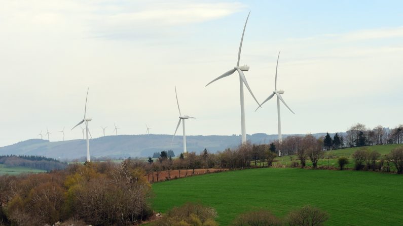 Un parc éolien, à Salles-Curan, dans le sud de la France, le 18 avril 2014. (ERIC CABANIS/AFP via Getty Images)