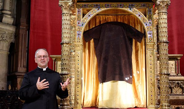 Basilique d’Argenteuil : 400.000 pèlerins attendus pour contempler la « Sainte Tunique du Christ »