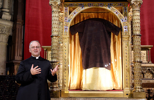 Basilique d’Argenteuil : 400.000 pèlerins attendus pour contempler la « Sainte Tunique du Christ »