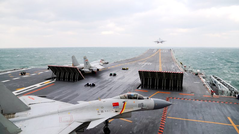 Des avions de combat chinois J-15 décollent du pont du porte-avions Liaoning lors d'exercices militaires en mer Jaune, au large de la côte est de la Chine, le 23 décembre 2016. (STR/AFP via Getty Images)