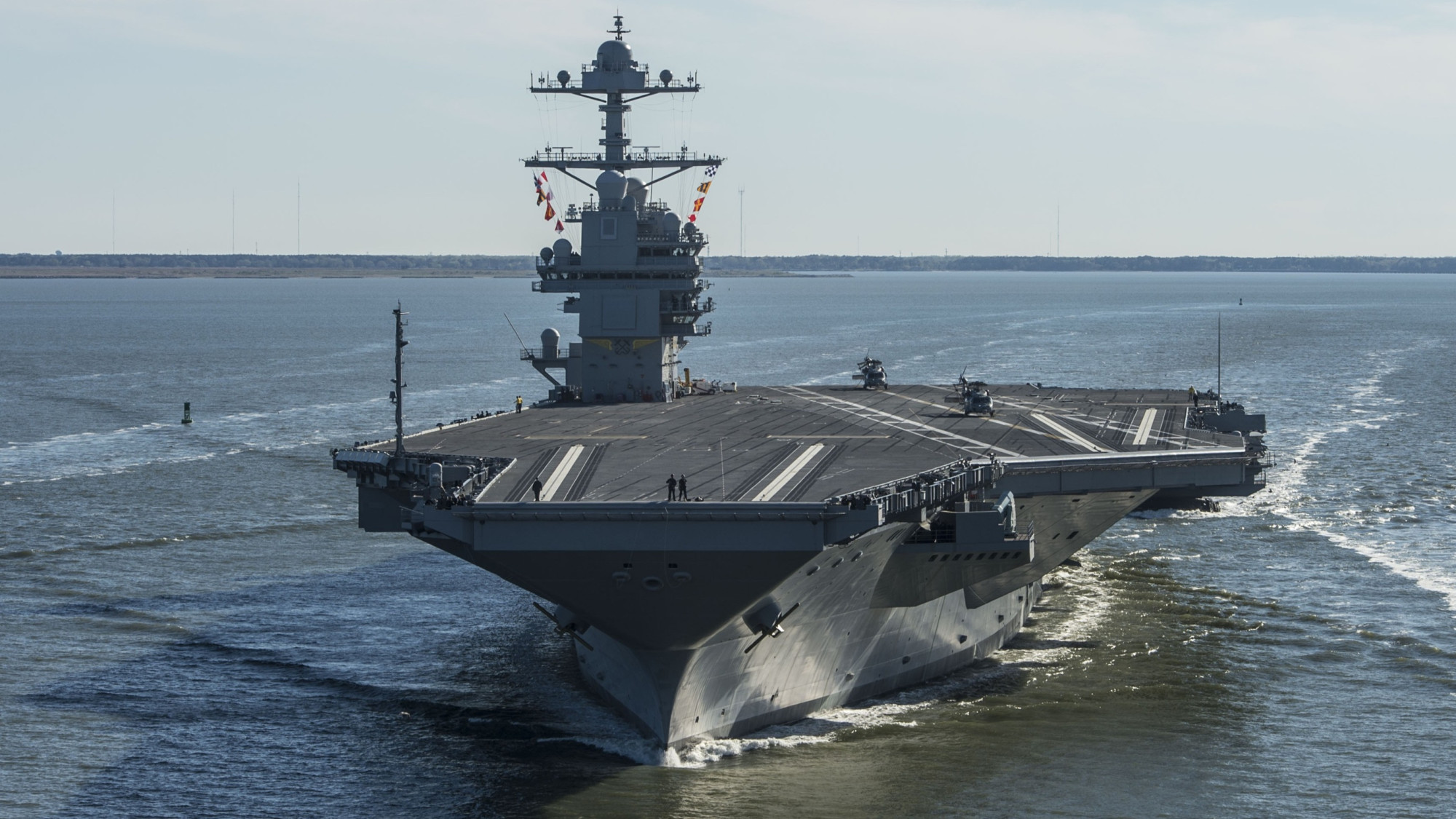 Trump signe des décrets visant à stimuler les achats d'armes et la construction navale, et à rationaliser les ventes d'armes