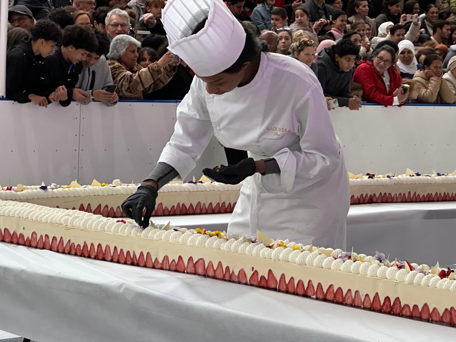 Avec un gâteau de 121 mètres, la France récupère le record du plus grand fraisier du monde