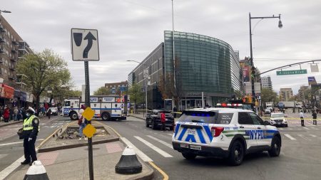 Les bibliothèques de New York reçoivent de fausses alertes à la bombe visant le défilé du Falun Gong