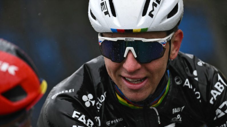Tadej Pogacar, qui s'alignera pour la première fois sur Paris-Roubaix le 13 avril prochain, a décidé "seul" de prendre part à l'Enfer du Nord, expliquant jeudi en conférence de presse qu'il "ne souhaite pas vivre de regrets" malgré la "dangerosité" de la course. (Photo : MARCO BERTORELLO/AFP via Getty Images)