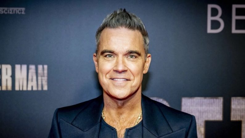 Robbie Williams pose sur le tapis rouge lors de la première néerlandaise du film « Better Man » à Amsterdam, aux Pays-Bas, le 10 décembre 2024. (Robin Utrecht/ANP/AFP via Getty Images)