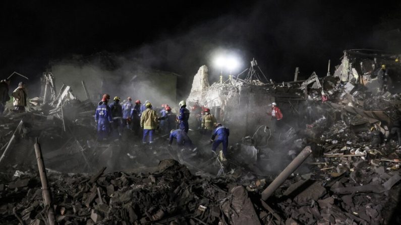 Des sauveteurs ukrainiens interviennent sur le site d'une attaque de missiles russes à Kiev, le 24 avril 2025, dans le cadre de l'invasion russe de l'Ukraine. (STRINGER/AFP via Getty Images)